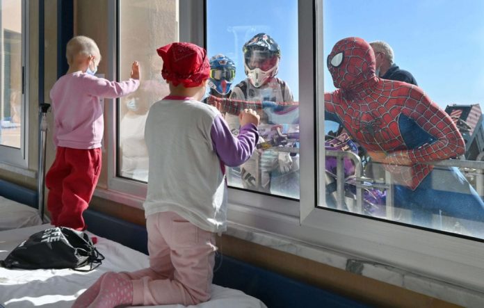 il-motociclista-oddera-e-spiderman-sorprendono-i-bimbi-del-gaslini-di-genova