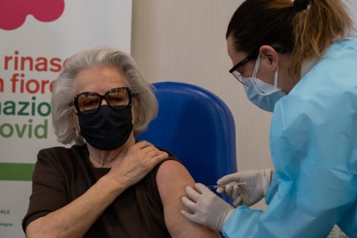 allarme-vaccini-in-sardegna:-90.000-ultraottantenni-ancora-in-attesa