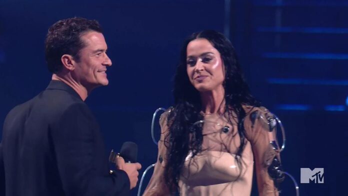 mtv-vmas,-orlando-bloom-premia-la-compagna-katy-perry:-tutti-pazzi-per-la-dedica-d’amore-–-video