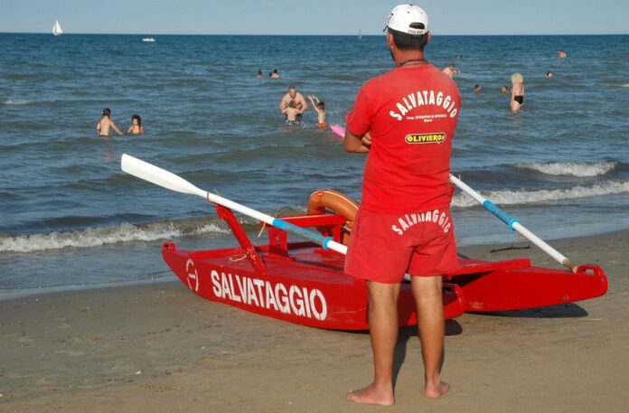 bagnino-si-tuffa-e-salva-turista,-ma-la-capitaneria-lo-multa