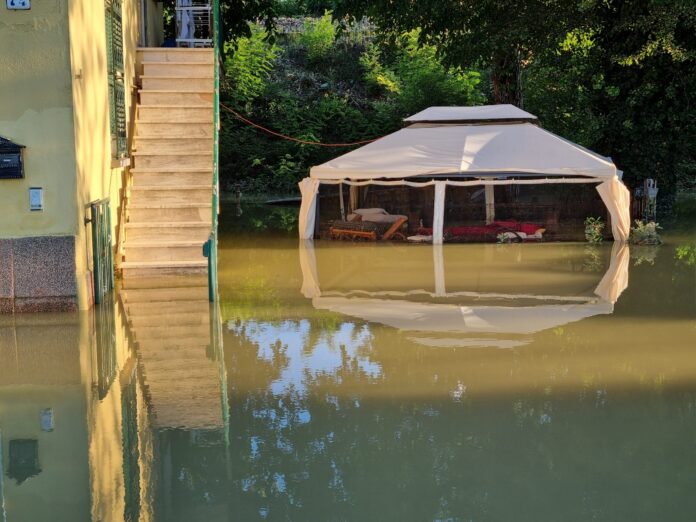 foto|-a-lugo,-nel-ravennate,-vie-ancora-allagate,-dalle-case-si-pompa-acqua