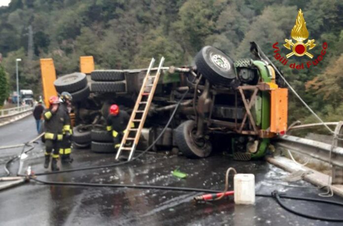 camion-si-ribalta-e-va-a-fuoco-a-udine,-morto-il-conducente