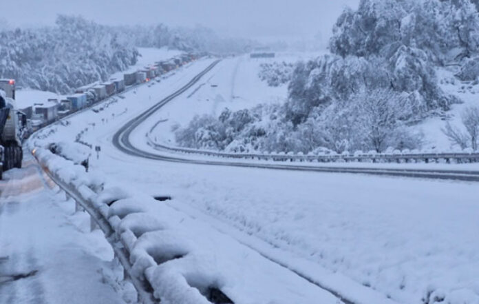 neve-in-sudafrica-(si,-proprio-neve):-autostrada-bloccata-e-code-di-chilometri,-le-immagini