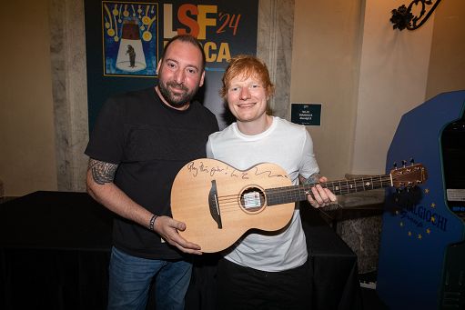 la-chitarra-di-ed-sheeran-all’asta-per-l’ospedale-di-massa-carrara