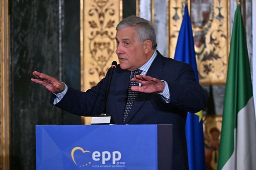 cittadinanza,a-pontida-cori-contro-tajani.salvini-si-scusa:sono-4-scemi