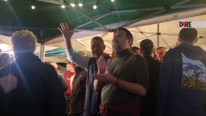 video-|-karaoke-a-pontida,-salvini-intona-‘generale’-con-vannacci-(e-‘maledetta-primavera’-con-la-fidanzata)