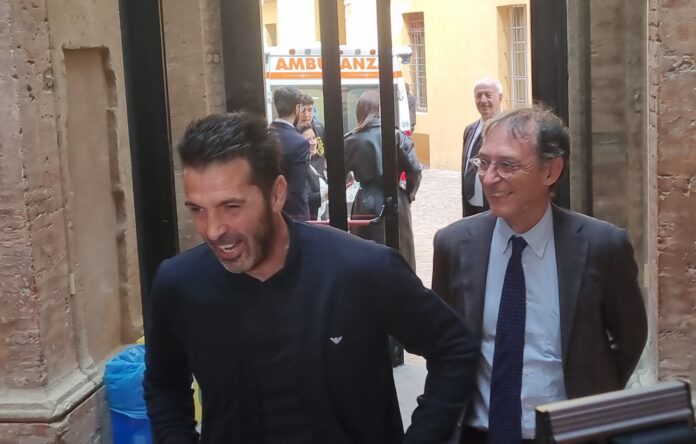 “tonali-e-fagioli?-una-scommessa-vinta”:-buffon-“prof”-in-aula-magna-a-bologna