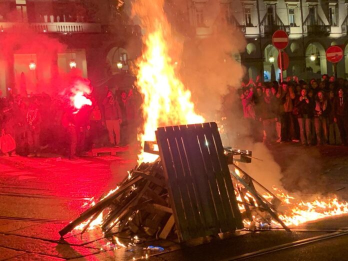 corteo-pro-palestina-a-torino,-bruciate-bandiere-di-israele.-agenti-feriti-da-petardi