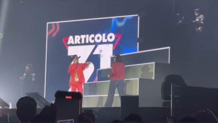 video-|-sul-palco-del-forum-di-assago-elly-schlein-rappa-con-gli-articolo-31